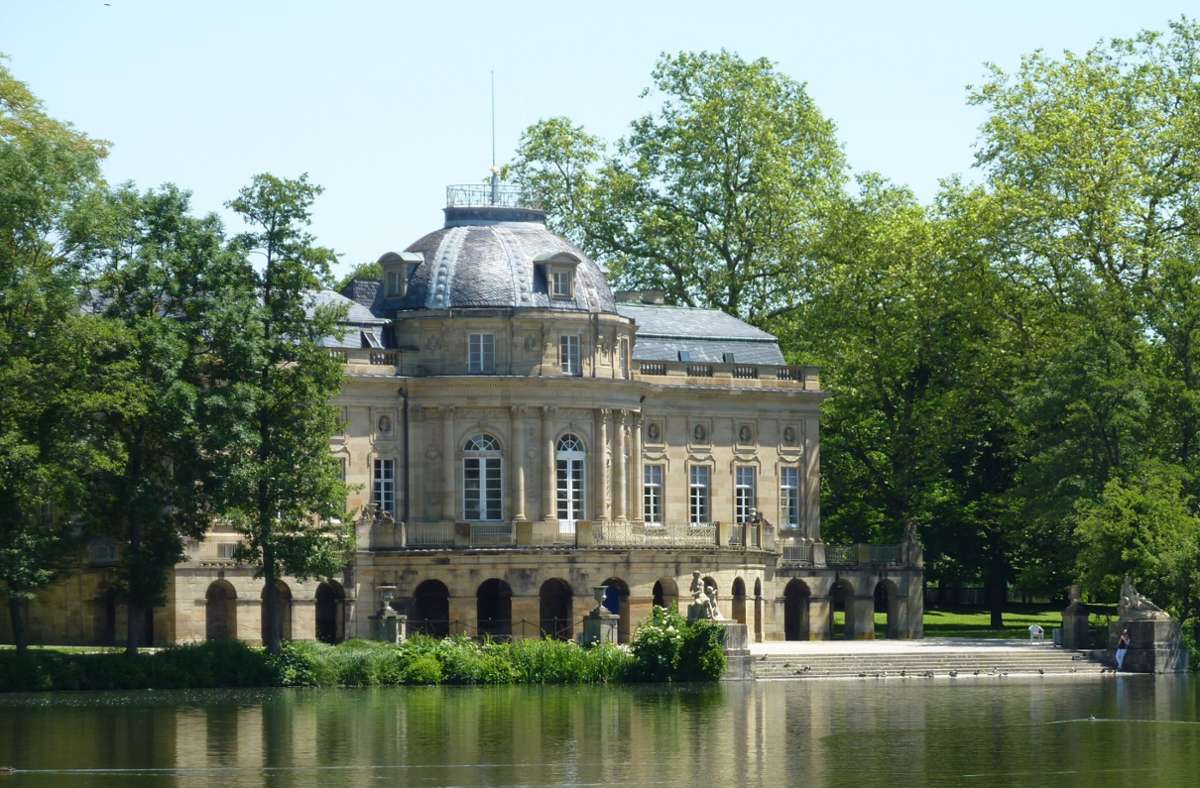 Das Seeschloss Monrepos liegt an einem See inmitten einer Parkanlage in Ludwigsburg.