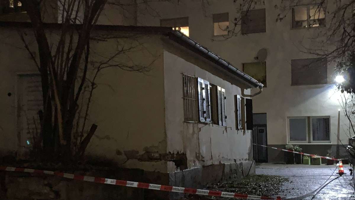 Brand in Stuttgart-West: Schuppen in Hinterhof fängt Feuer – Zeugen gesucht