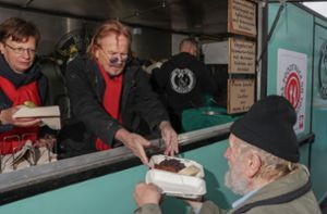 Frank Zander verteilt mit Prominenten Essen an Bedürftige