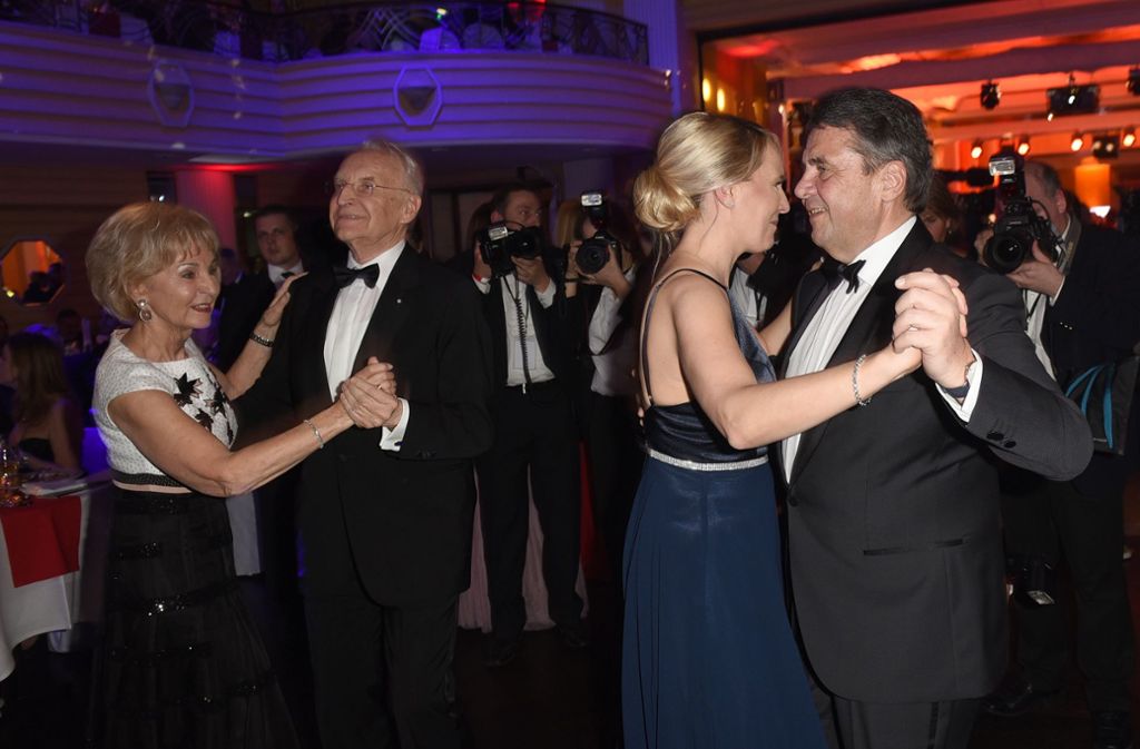 Auch Politiker zeigten sich auf dem Deutschen Filmball: Bundesaußenminister Sigmar Gabriel (r.) schwang mit seiner Frau Anke Stadler das Tanzbein – direkt neben ihnen waren der ehemalige bayerische Ministerpräsident, Edmund Stoiber, und seine Frau Karin auf der Tanzfläche.