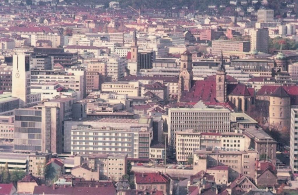 Ausblick von der Haußmannstraße auf die Stuttgarter Innenstadt im Jahr 1975.