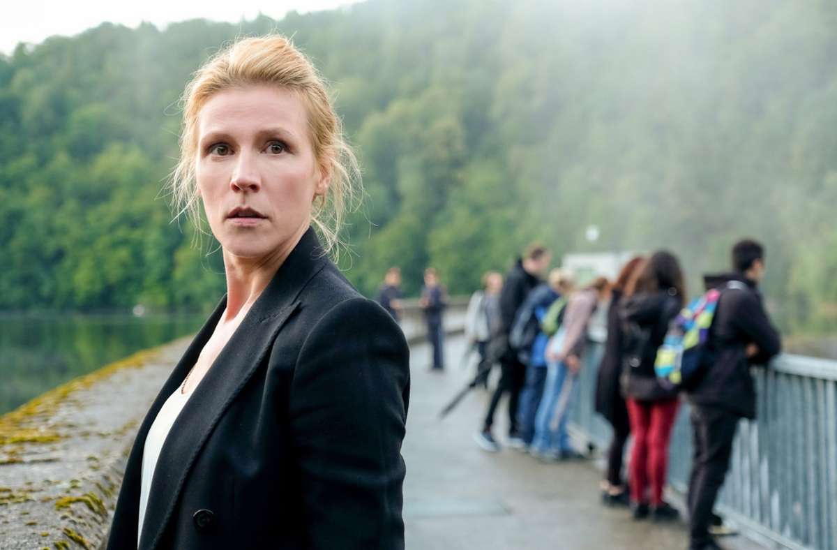 Staatsanwältin Miriam (Franziska Weisz) am Tatort.
