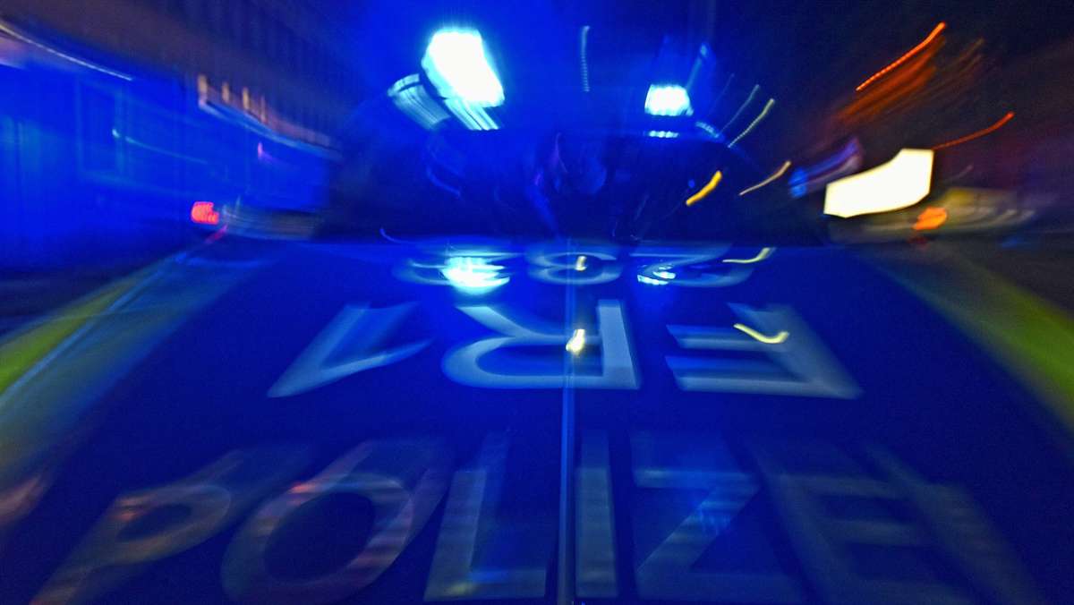 Angriff vor einer Diskothek in Freiberg: Unbekannte treten auf Männer ein