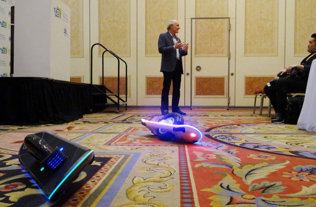 Auf der Technikmesse in Las Vegas hat der Erfinder und CEO, Robert Bigler, von Hoverboard Techologies sein neuestes Modell vorgestellt: Das GeoBlade – ein Skateboard mit nur einem Rad, natürlich elekrisch angetrieben.