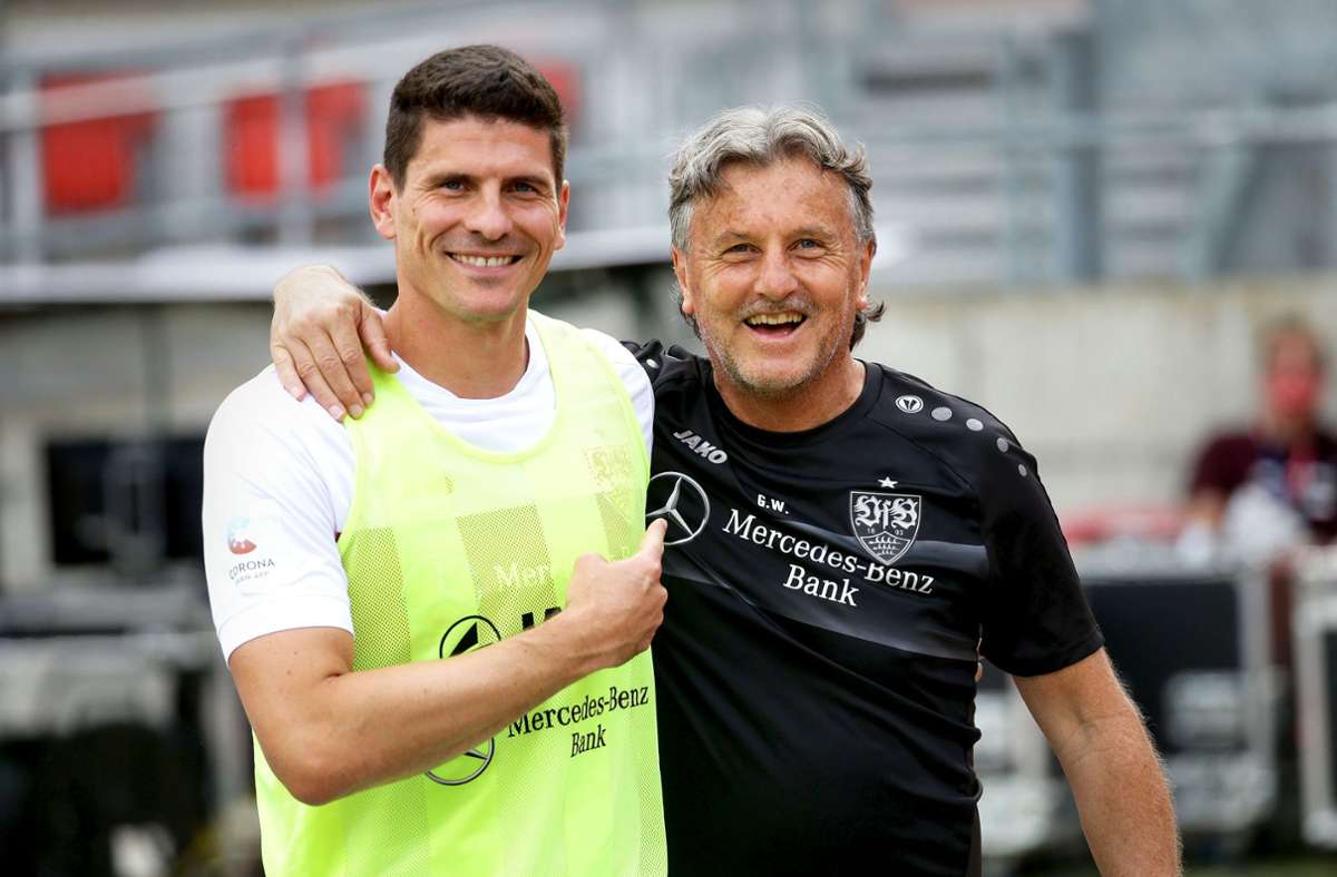 Das Urgestein im Team hinter dem Team: Gerhard Wörn (re.) feiert in diesem Jahr sein 30.-Jahr-Jubiläum als Physiotherapeut beim VfB. Auch die Karriere von Mario Gomez hat er vom Start weg mit begleitet.