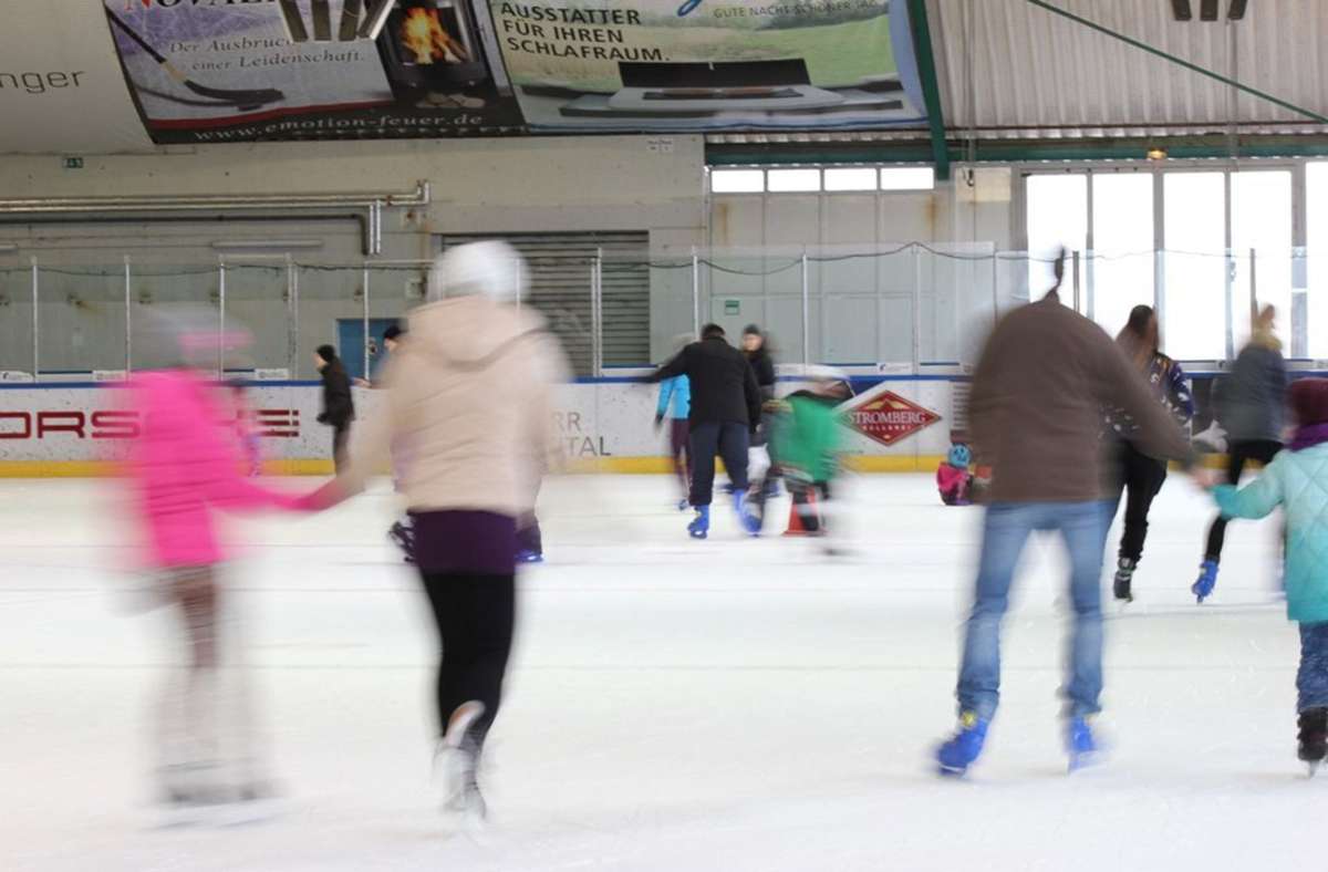 In der Bietigheimer EgeTrans Arena kann den ganzen Winter über Schlittschuh gelaufen werden - von Freitag bis Sonntag beim öffentlichen Eislauf. Der Eintritt ist nur mit einem Online-Ticket möglich. Infos unter: www.egetransarena.de/eislauf/