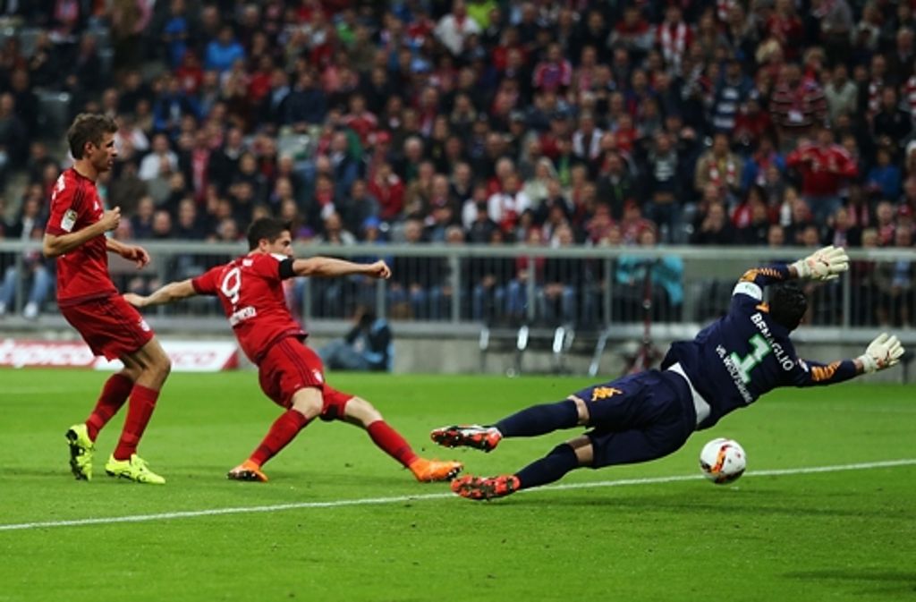 Robert Lewandowski erzielt das 1:1 gegen Wolfsburg.