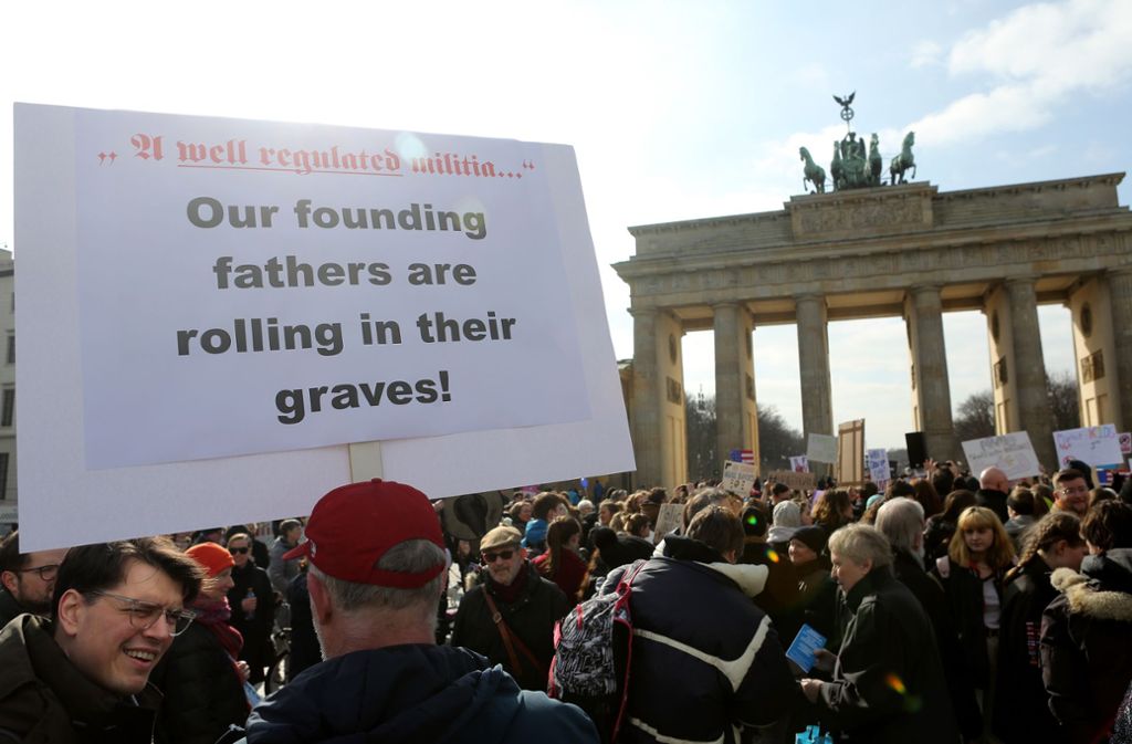 In Berlin demonstrierten zahlreiche Menschen...