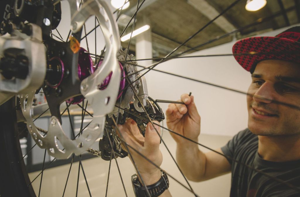 Alessandro Erichson arbeitet in der Bike-Werkstatt,