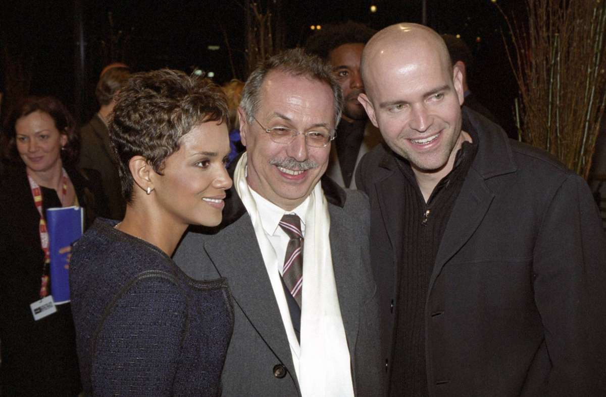 Kosslick (Mitte) 2002 mit der Schauspielerin Halle Berry und dem Regisseur Marc Forster