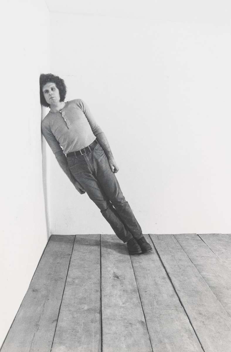 Körperexperiment Klaus Rinke hat in seiner Fotoserie „Primärdemonstrationen. Wand, Boden, Ecke, Raum“ (1969/70) seinen Körper in Bezug zum Raum gesetzt.