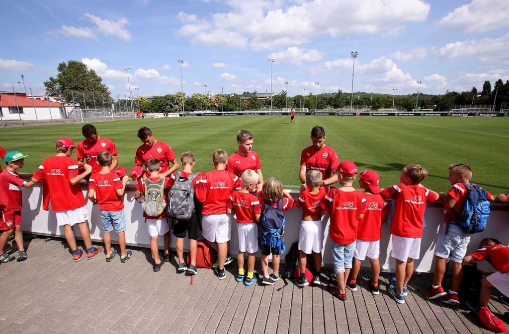 Die Kinder der VfB-Fußballschule holen sich Autogramme ab.