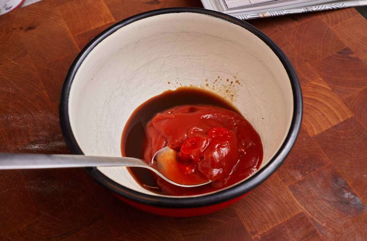 Aus Ketchup, Sriracha- und Worcestersauce eine einfache Okonomyaki-Sauce anrühren.