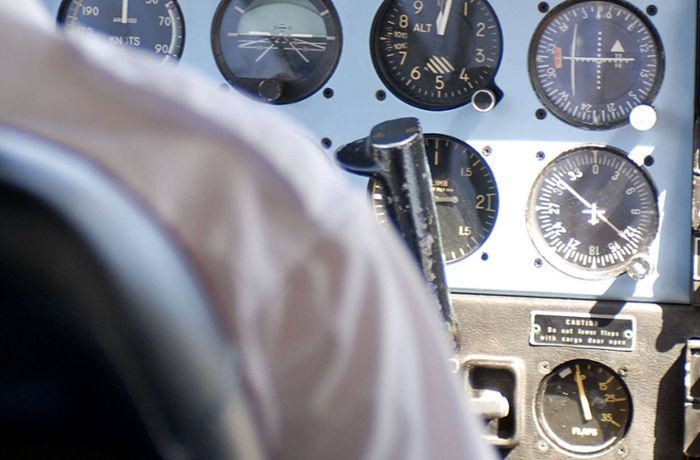 Flugschülerin übernimmt Steuer von Kleinflugzeug