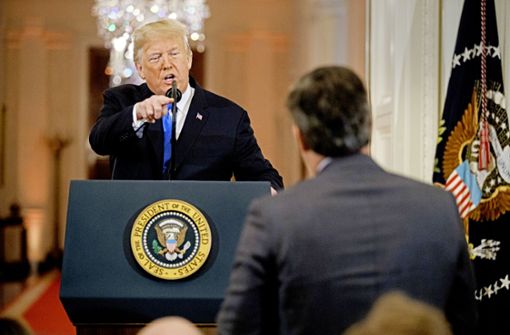 Donald Trump im Streit mit CNN-Reporter Jim Acosta – die Presse ist sein Feind. Foto: AP