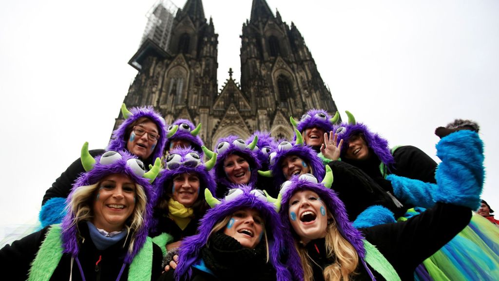  11 Uhr 11 am 11.11.: Die neue Karnevalssession hat begonnen. Dem schlechten Wetter und allen weltpolitischen Krisen zum Trotz feiern die „Jecken“ in den Karnevalshochburgen wie Köln, Mainz und Düsseldorf in die Fünfte Jahreszeit. 