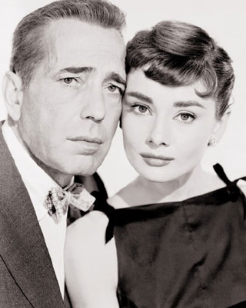 Billy Wilder ist es auch, der ihr die weibliche Hauptrolle in "Sabrina" gibt - an ihrer Seite: Humphrey Bogart. Bogart soll über den Film nicht besonders glücklich gewesen sein, denn Audrey hat keine Schwierigkeiten, es schauspielerisch mit ihm aufzunehmen. Die Rolle bringt ihr eine von insgesamt vier Oscar-Nominierungen ihrer Karriere ein.