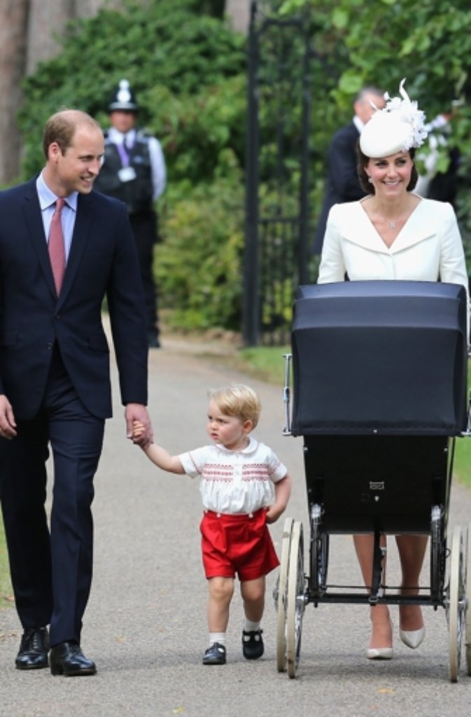 Prinz William, Herzogin Kate, Prinz George und die kleine Charlotte im Kinderwagen