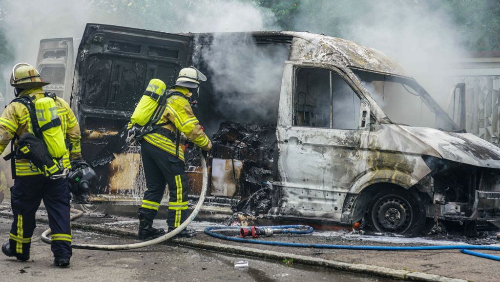 Fahrzeugbrand in Nürtingen: Flammen schlagen aus Paketdienstauto