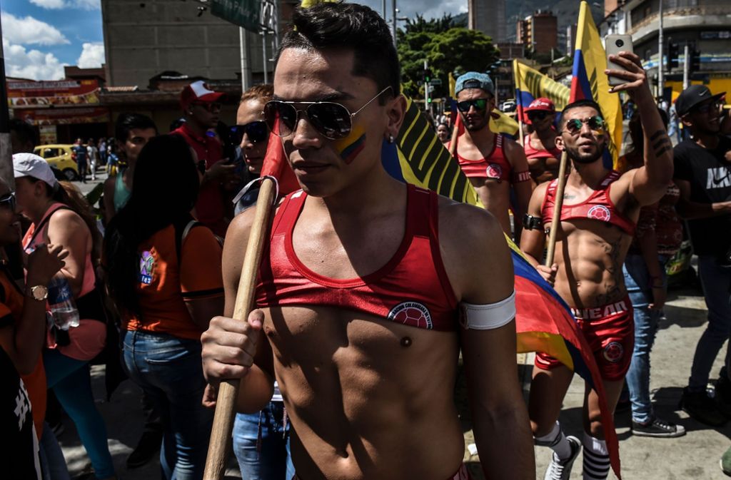 Gleichzeitig feuern diese Teilnehmer der Parade in Medellin auch die kolumbianische Mannschaft bei der Fußball-WM an.