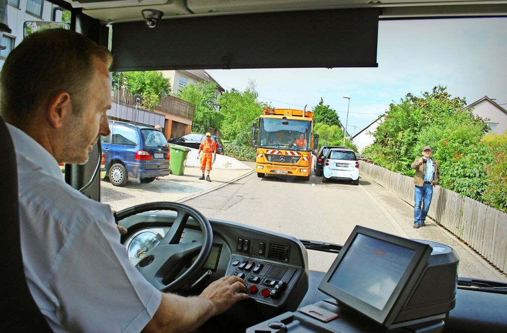 Ein Müllauto in der Tiroler Straße   wird weniger als Bedrohung wahrgenommen als ein Linienbus aus Esslingen. Foto: Steegmüller