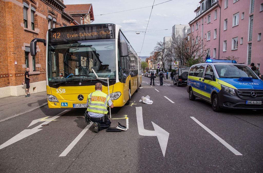Nach ersten Erkenntnissen der Polizei war der Neunjährige auf Höhe der Bushaltestelle Schwarenbergstraße über die Straße gelaufen.