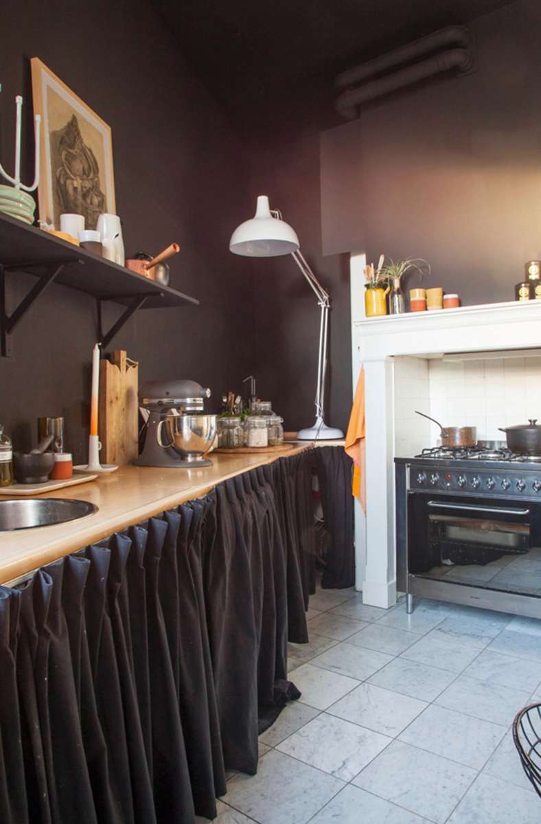 Auch als Mieter kann man mit einfachen Mitteln eine Küche verschönern – etwa mit Accessoires und mit einem Vorhang unter der Arbeitsplatte, hinter dem sich allerhand Küchenutensilien verstecken lassen.