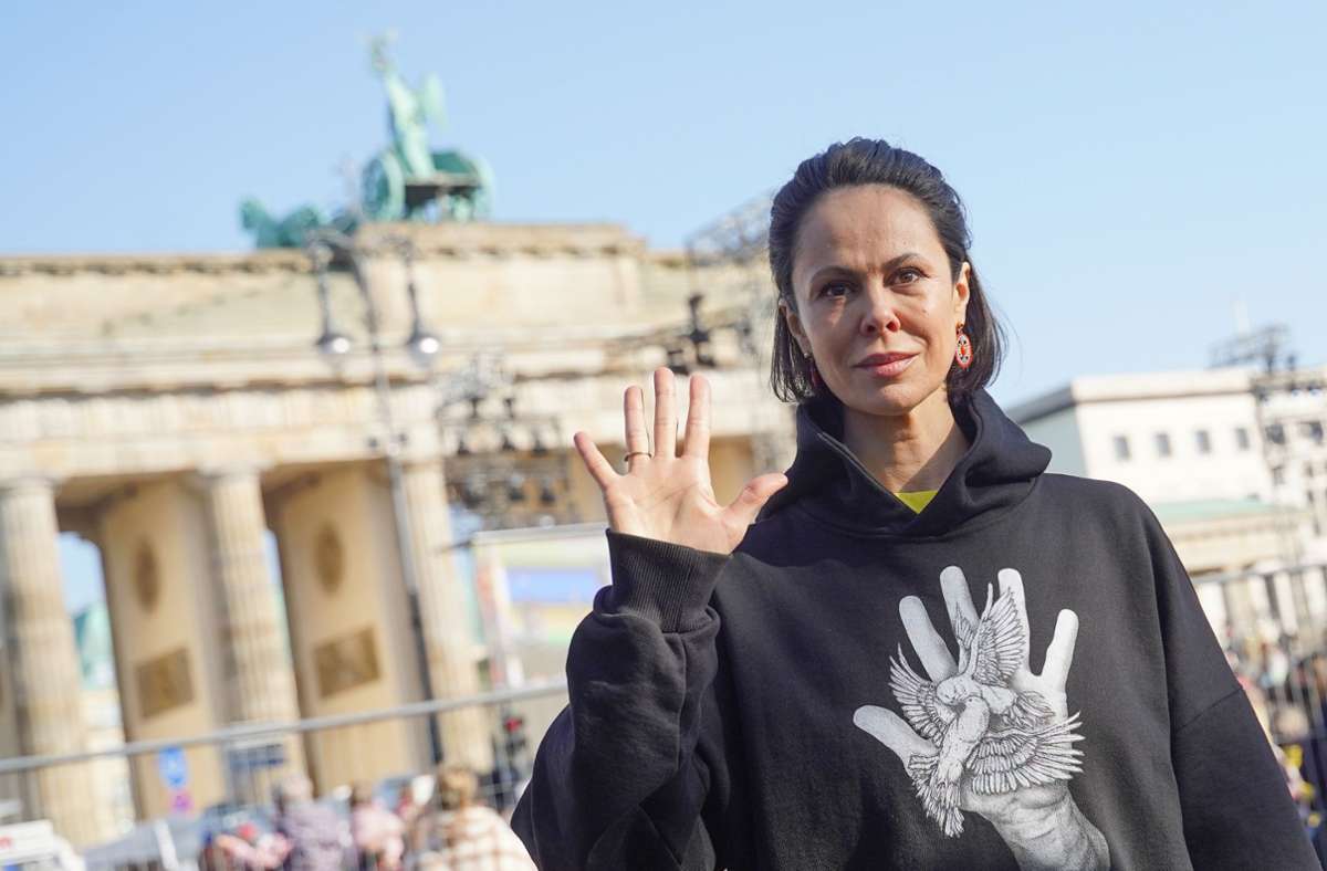Natalia Klitschko steht bei der Solidaritätskundgebung „Sound of Peace“ vor dem Brandenburger Tor in Berlin auf der Bühne.