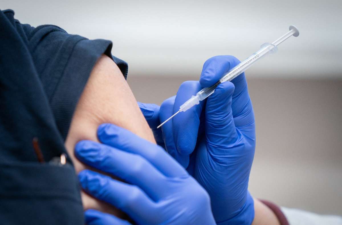 Die Kliniken fordern eine sofortige Aussetzunge der Impfpflicht für ihr Personal. Foto: dpa/Kay Nietfeld