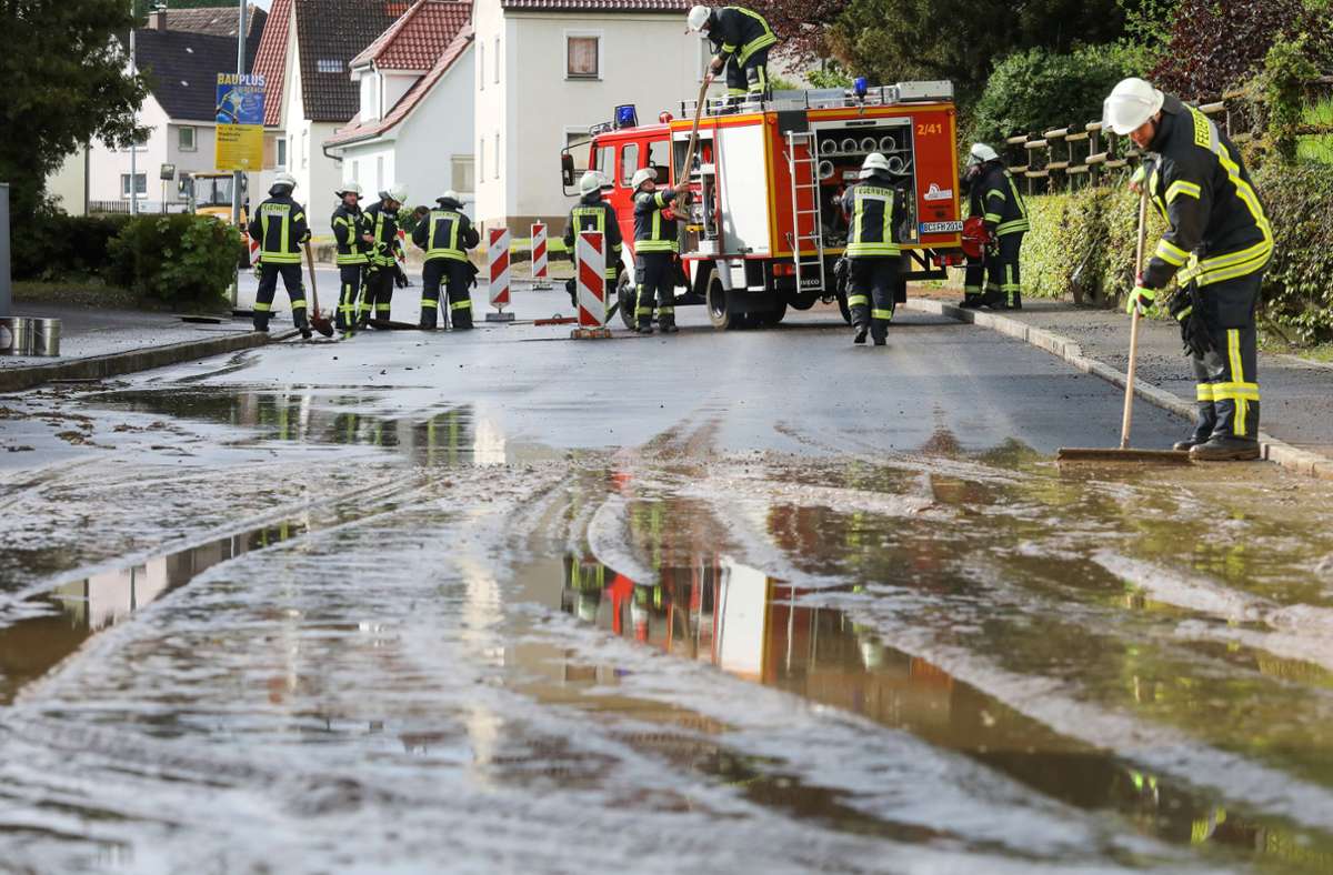 Zahlreiche Straßen waren überflutet nach schweren Unwettern in Baden-Württemberg – wie hier im Kreis Biberach. Foto: dpa/Thomas Warnack