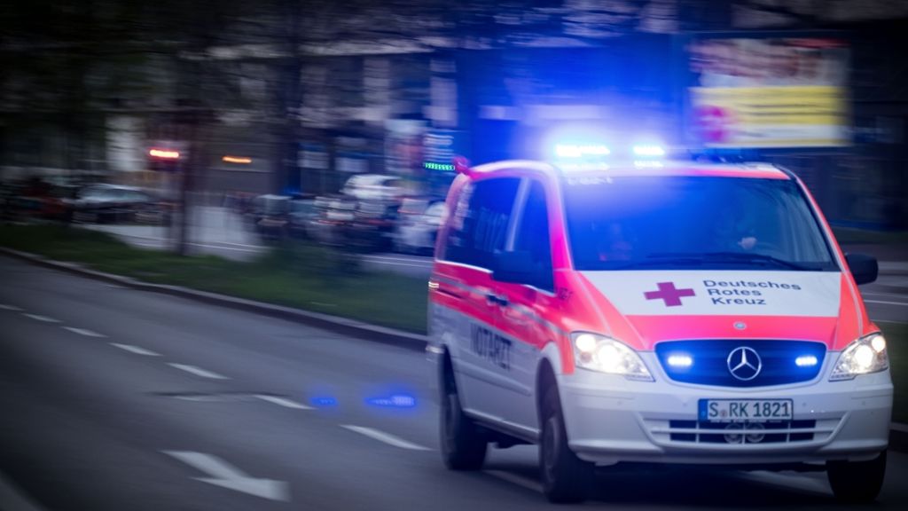 Am Montagabend kommt eine betrunkene Autofahrerin von der Fahrbahn ab und prallt mit einem Rettungswagen zusammen, drei Menschen werden verletzt. Diese und weitere Meldungen der Polizei aus der Region Stuttgart. 