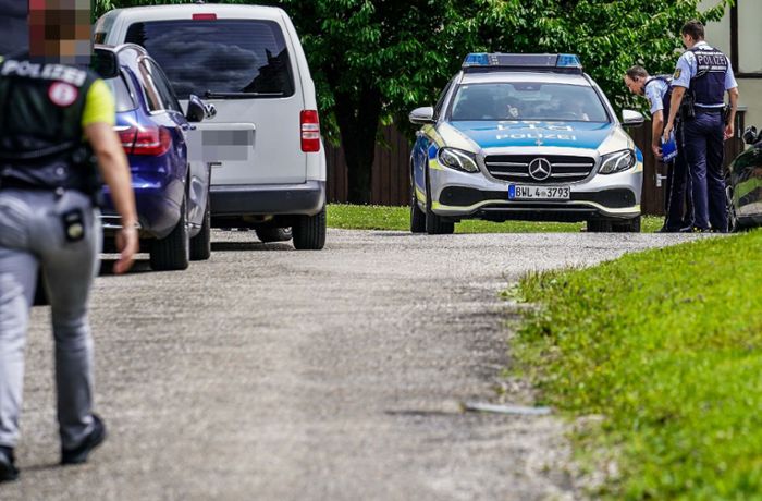 Verdacht eines Tötungsdeliktes im Kreis Esslingen: 79-Jähriger fährt  gegen Baum – Ehefrau tot in Wohnhaus aufgefunden