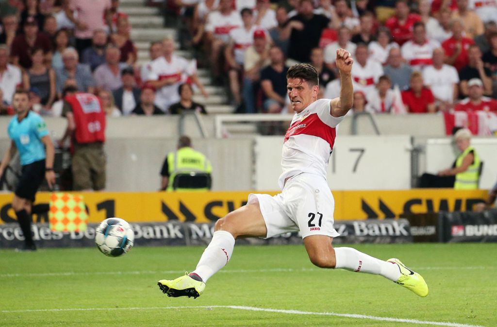 Mit dem 1:0 gegen Hannover 96 gelang dem 34-Jährigen gleich im ersten Zweitliga-Spiel das erste Tor. Somit komplettiert Gomez die Reihe der Ligen und Pokalwettbewerbe, in denen er für den Verein mit dem Brustring Treffer erzielte.
