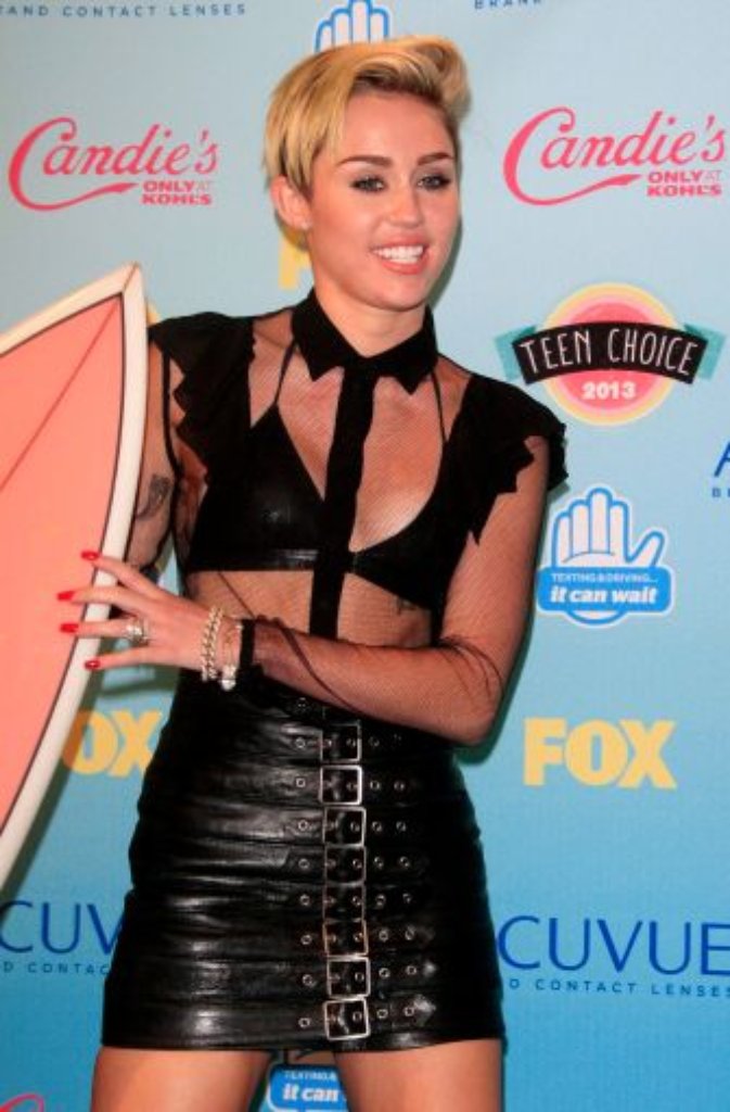 Miley Cyrus durfte sich über zwei Awards freuen. Sie wurde zum einen als Stilikone in der Kategorie Mode ausgezeichnet. Zudem ...