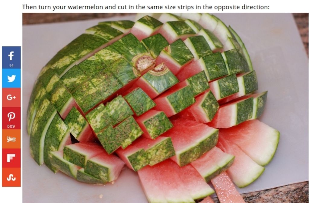 Wassermelonen als Finger-Food leicht gemacht. Hack Nummer sieben: Die Wassermelone durch die Mitte teilen und darauf achten, dass sie stabil aufliegt. Daraufhin längs und quer schneiden und fertig sind die Wassermelonen-Sticks.