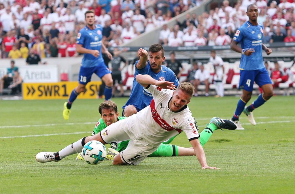 Zu Hause lief es für die Schwaben besser. Neuzugang Badstuber sorgte per Kopf für den 1:0-Endstand gegen Mainz 05.