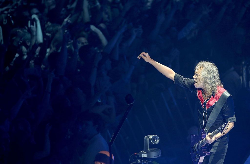 Metallica-Gitarrist Kirk Hammett reckt die Faust in die Höhe.