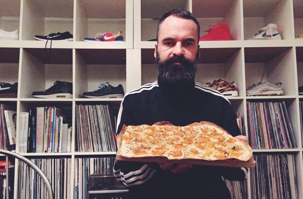 DJ und Hobby-Bäcker Thorsten Weh kann nicht nur süß, sondern auch salzig. Deshalb gibts von ihm diesmal das Rezept für einen veganen Flammkuchen mit Süßkartoffeln. Foto: privat
