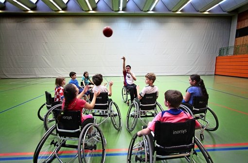 Viertklässler üben sich im Rollstuhlbasketball. Foto: factum/Granville