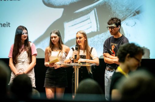 Drei Schülerinnen und ein  Schüler des Ferdinand Porsche-Gymnasiums erzählen nach dem Film von ihren Eindrücken an der Wolfsschanze. Foto: Lichtgut/Julian Rettig