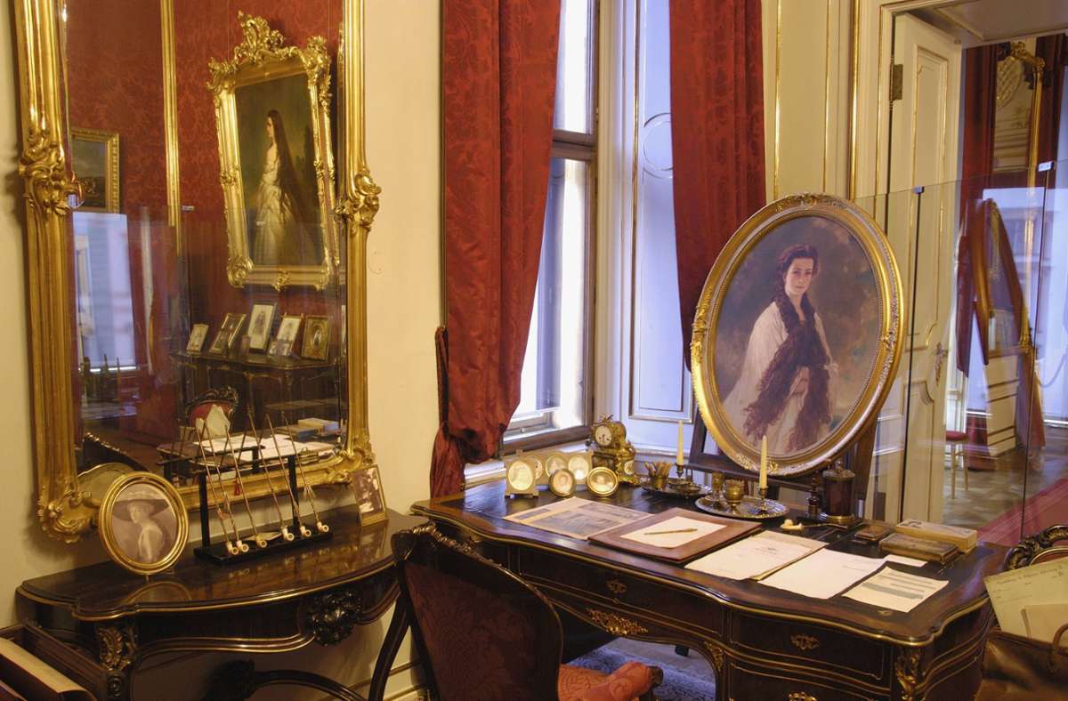 Der Rundgang erstreckt sich über 24 Räume von der Kaiserstiege über Audienz- und Arbeitszimmer bis zu den Wohn- und Schlafzimmern der Majestäten. Hier lebten Kaiser Franz Joseph und Sisi mit ihren Kindern und dem gesamten Hofstaat.