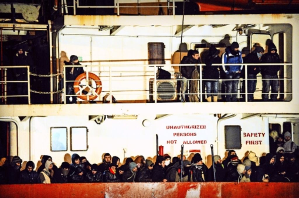 In Sicherheit: am Silvestermorgen erreichen die 768 Personen an Bord der Blue Sky M den Hafen von Gallipoli. Foto: AFP