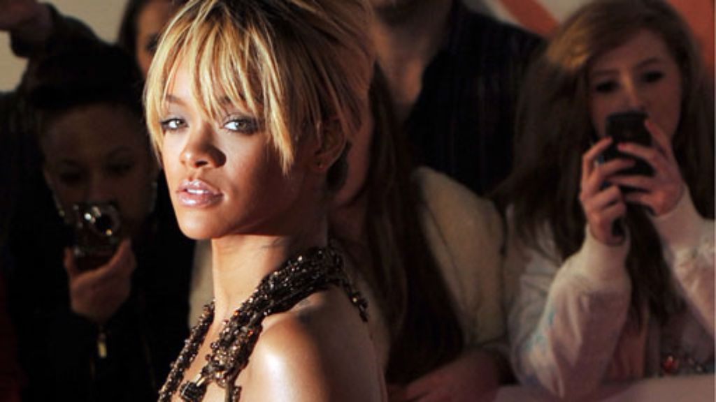  Und noch ein Star, der glaubt, dass ein Designer in ihm steckt: R&B-Sängerin Rihanna stellt in London ihre eigene Modekollektion vor. Katie Holmes, Victoria Beckham oder Sienna Miller haben es vorgemacht. 