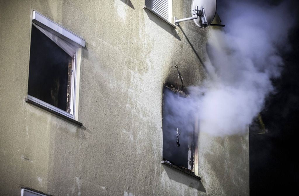 Das Feuer war am Montagabend vor einer Woche gegen 21.05 Uhr im zweiten Obergeschoss des Mehrfamilienhauses in Remseck-Hochdorf ausgebrochen.