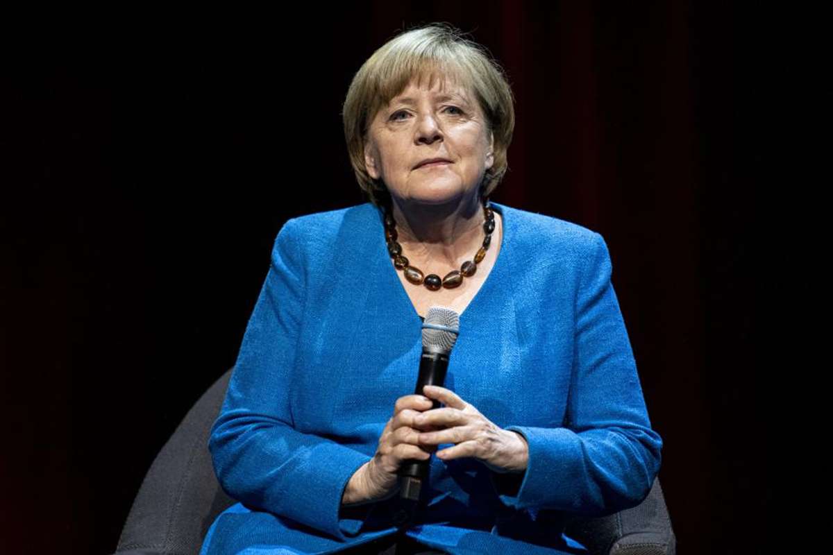 Als Physikerin aus dem Osten ist sie in ihrer Partei eine Einzelkämpferin. Kohls Mädchen setzt sich erst an die Spitze der CDU und zieht als erste Frau ins Bundeskanzleramt ein: Angela Merkel.