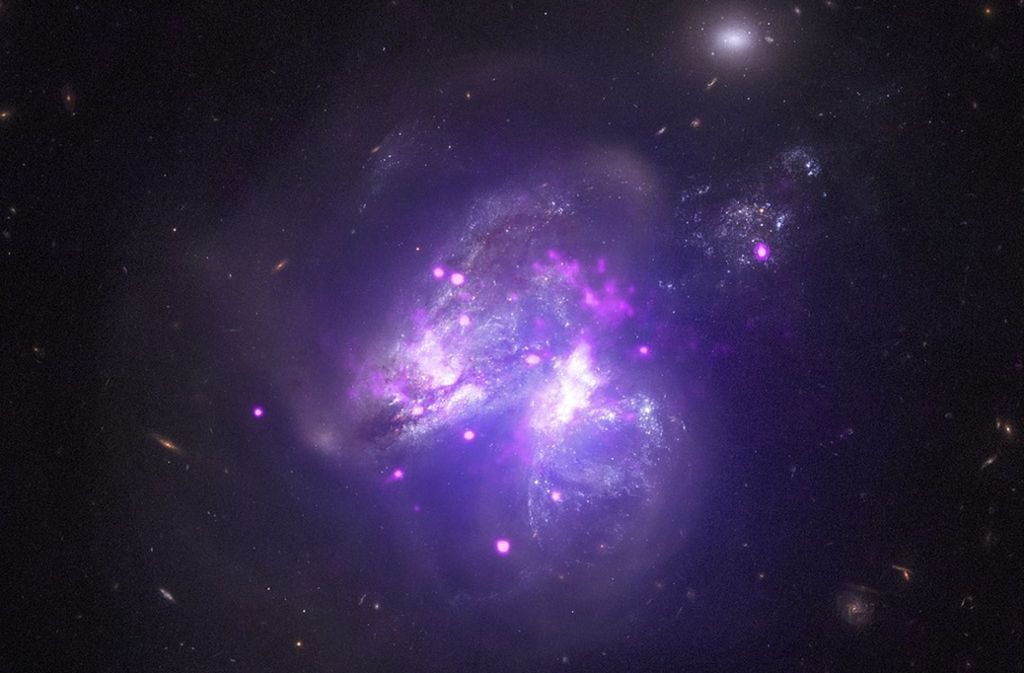 Arp 299 ist ein System von interagierenden Galaxien im Sternbild Ursa Major. Das System besteht aus einem verschmelzenden Galaxienpaar.