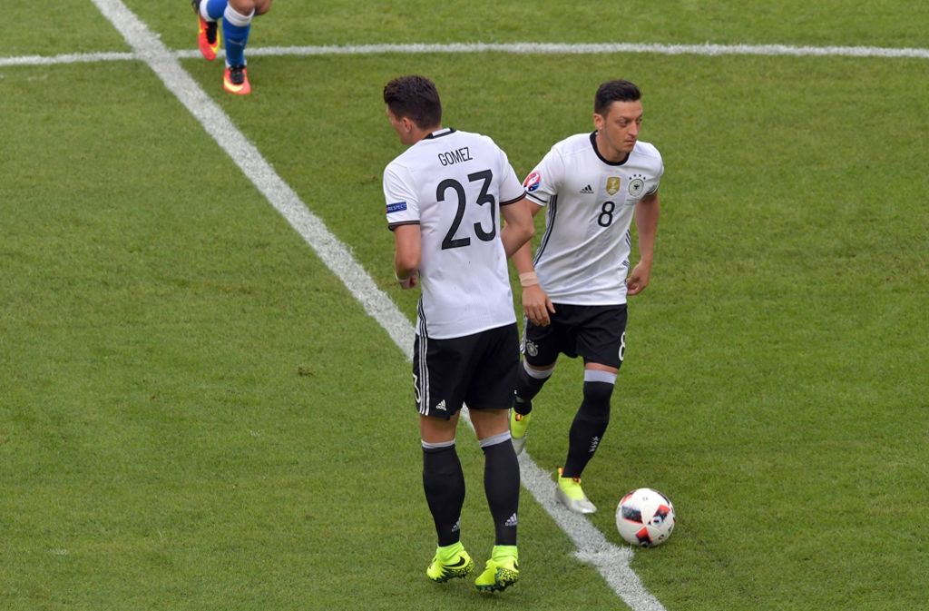 Mario Gomez und Mesut Özil beim Anstoß.