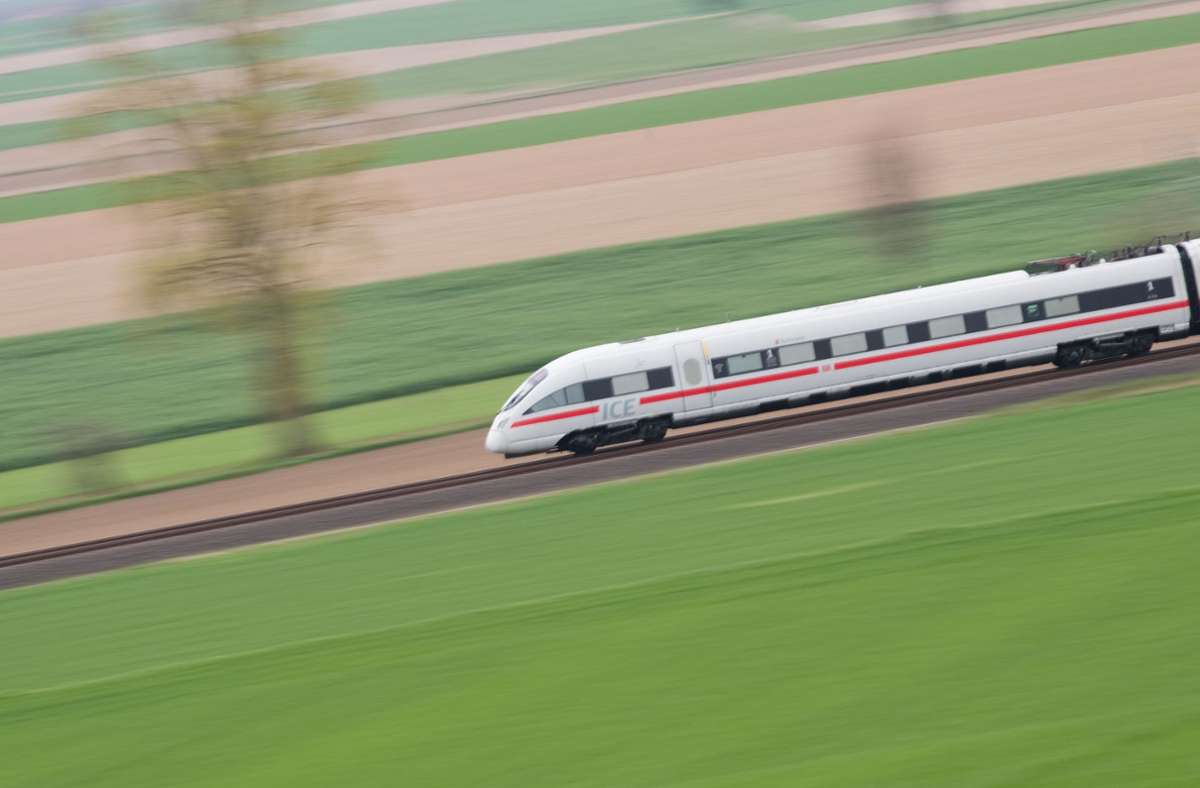 Auf der Schwarzwaldbahn hält ICE T mit Neigetechnik auf dem Weg zum Bodensee auch in St. Georgen, Villingen, Donaueschingen, Singen und Radolfzell (Archivbild). Foto: dpa/Julian Stratenschulte