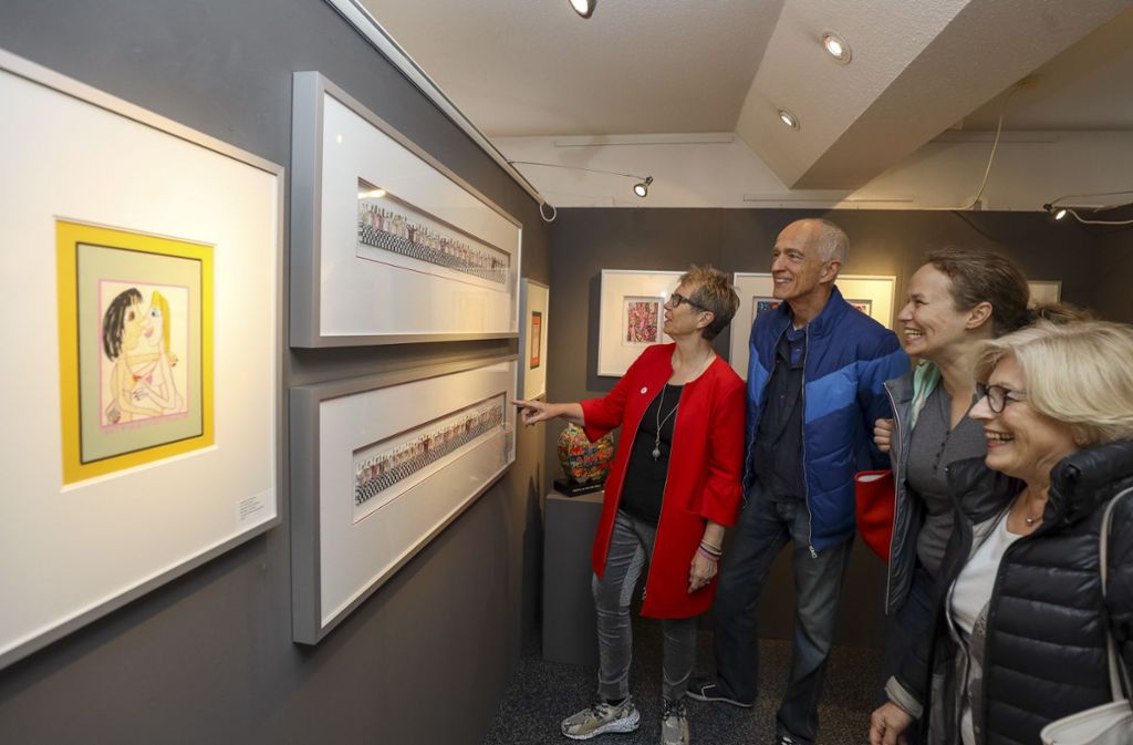 Barbara Watzl (links mit roter Jacke) freut sich über die Rizzi-Ausstellung.
