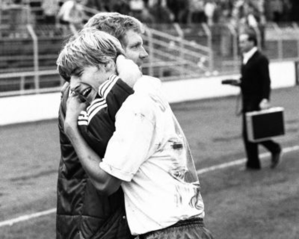 ... ersten Profitore schoss Jürgen Klinsmann (rechts) im Kickers-Trikot: In den drei Zweitligasaisons 1981 bis 1984 gelangen dem blonden Stürmer 22 Tore für die Blauen. Ab Sommer 1984 traf "Klinsi" dann ...